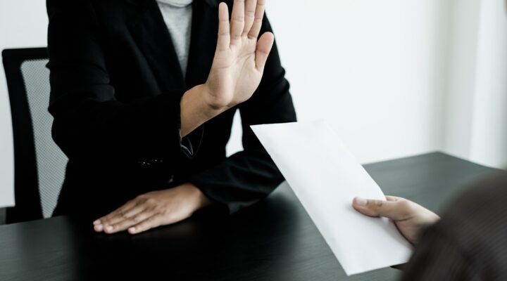 Corruption. The businessman denies the money proposed by his partner to bribe the concept of bribery